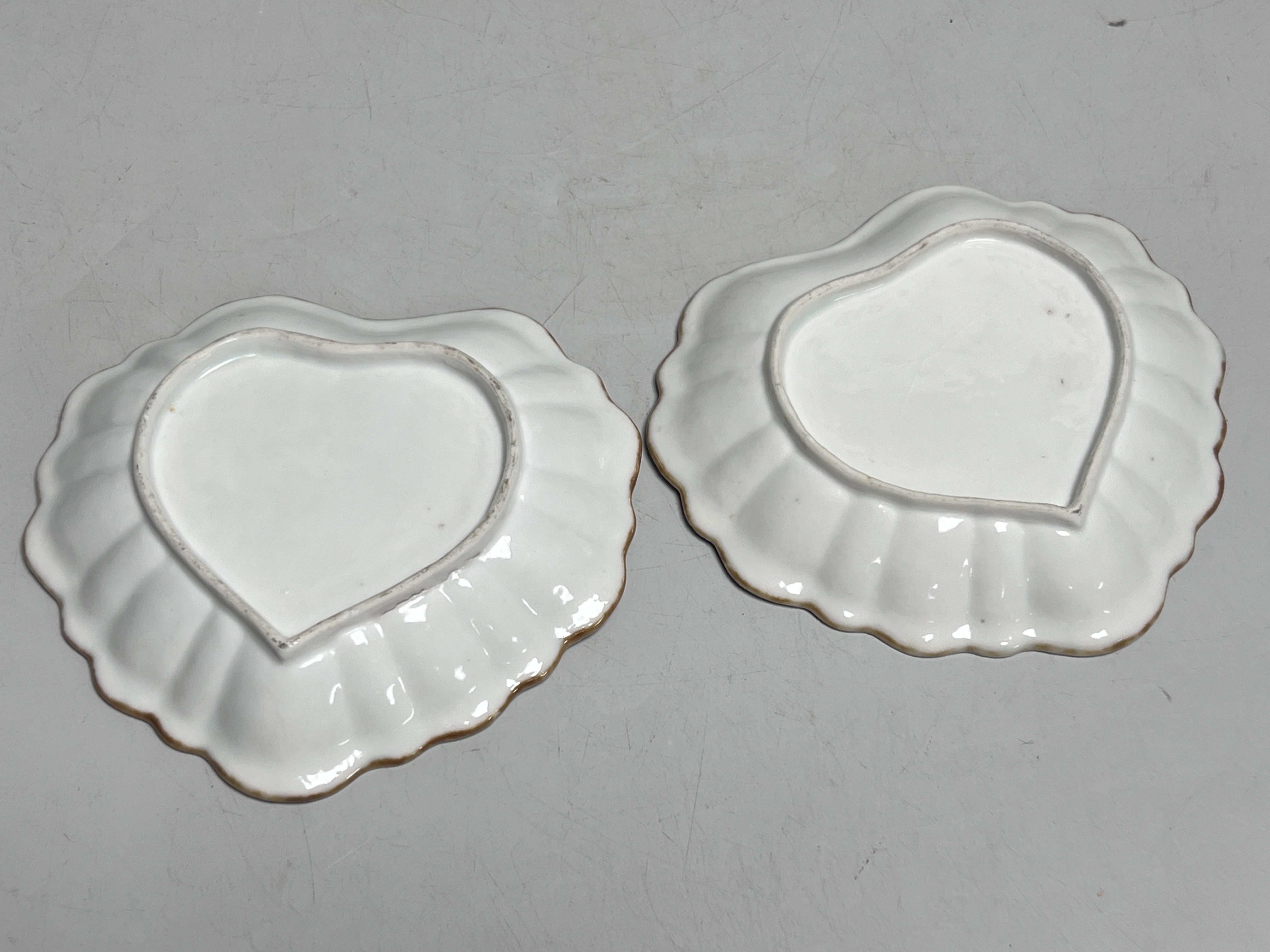 A pair of Chinese 'ko-sometsuke' leaf shaped dishes, 17th century, made for the Japanese market, each 12cm wide